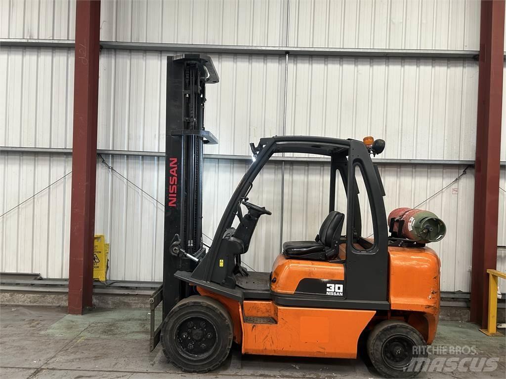 Nissan UGDO2A30PQ Камиони с АГУ