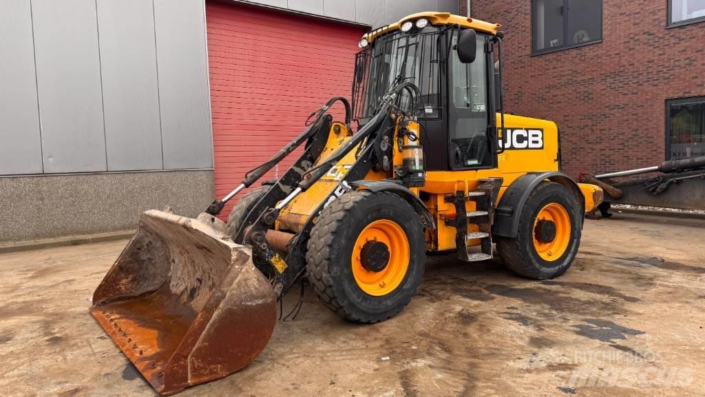 JCB 411 Колесни товарачи