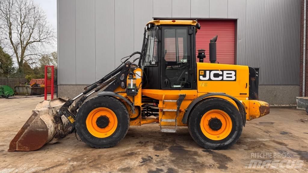 JCB 411 Колесни товарачи