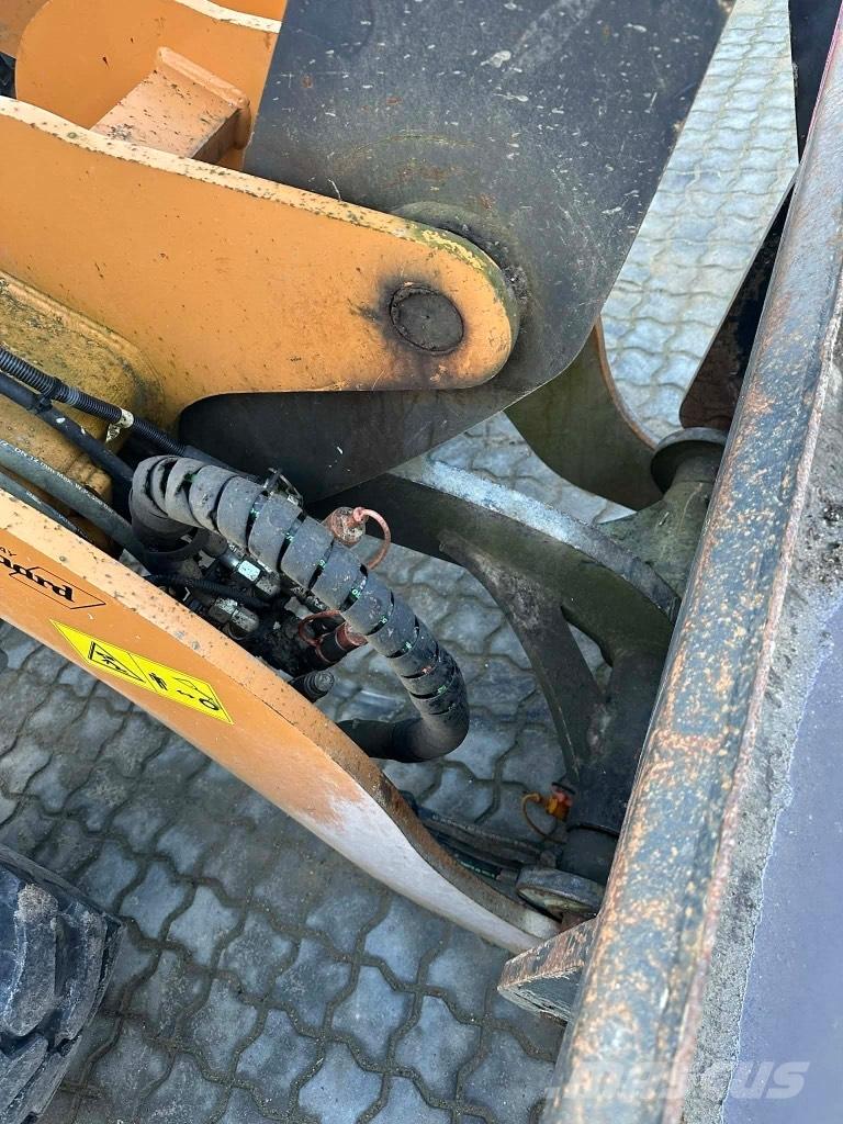 CASE 321 F Колесни товарачи