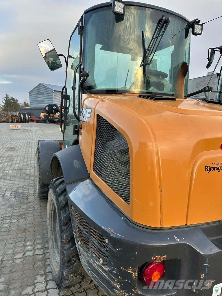 CASE 321 F Колесни товарачи