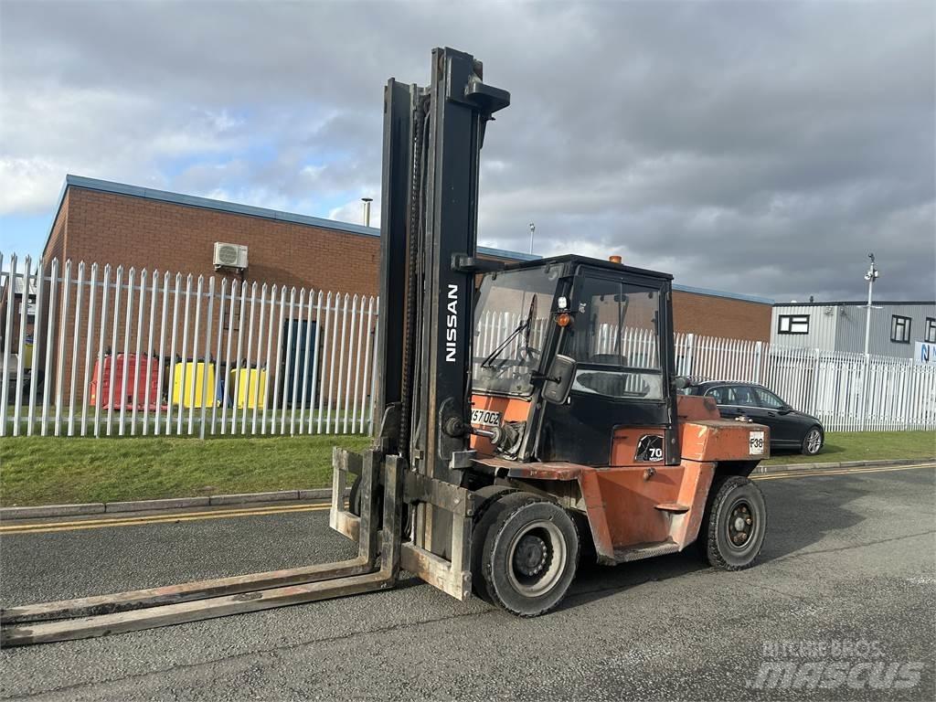 Nissan ZWF05H70U Дизелови камиони