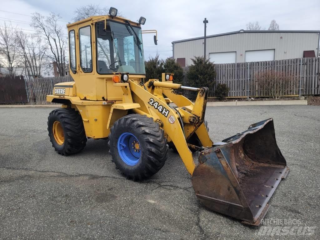 John Deere 244H Колесни товарачи