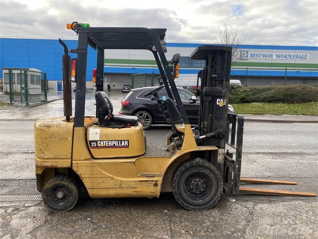 CAT DP25K Дизелови камиони