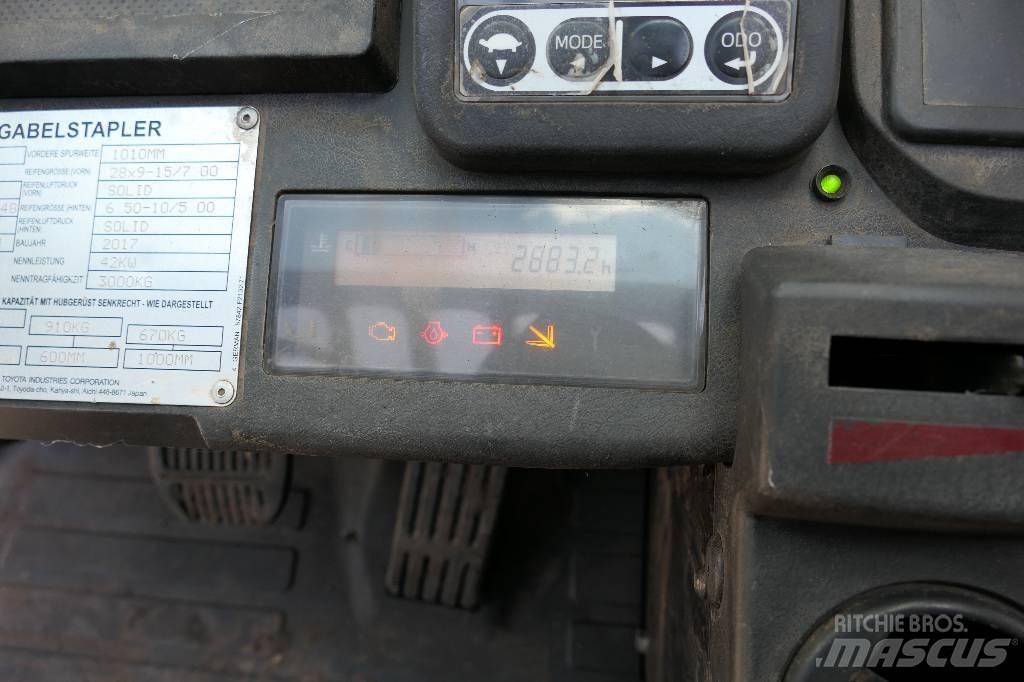 Toyota 02-8 FGF 30 Камиони с АГУ