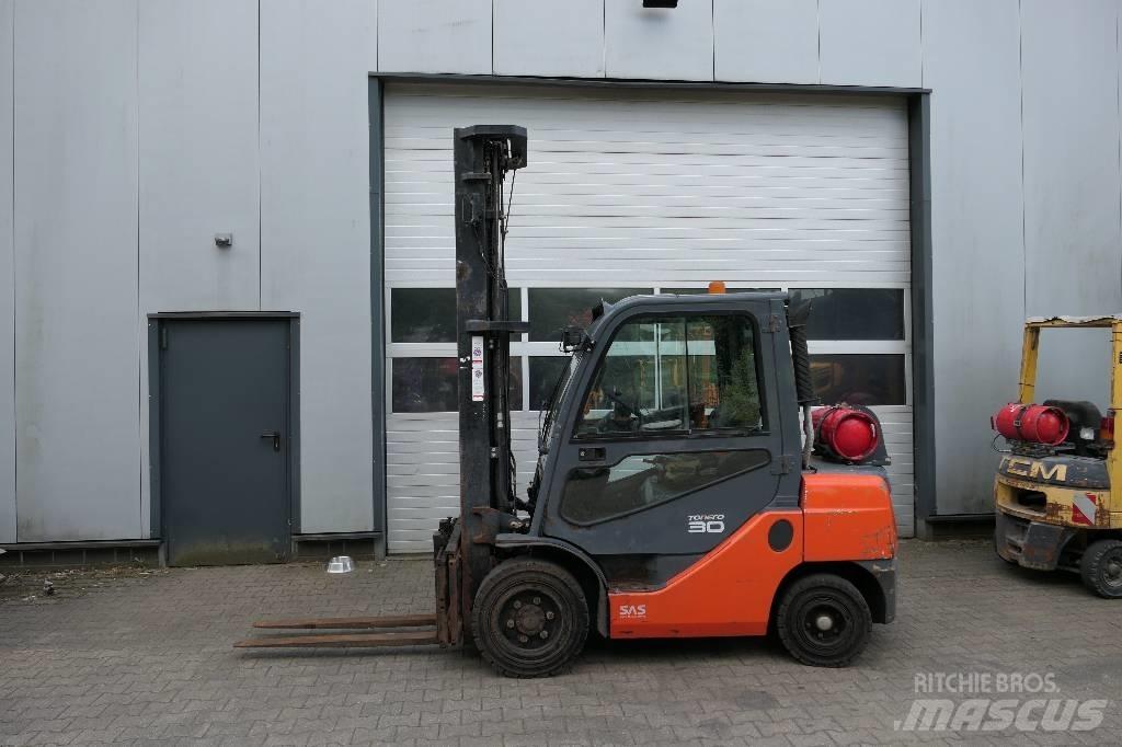Toyota 02-8 FGF 30 Камиони с АГУ