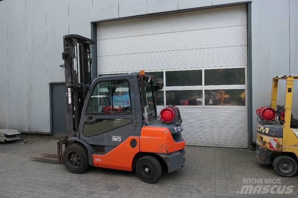 Toyota 02-8 FGF 30 Камиони с АГУ