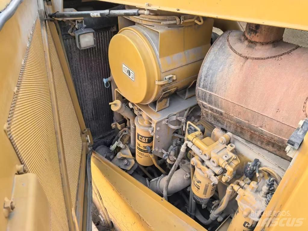 CAT D8T bulldozers Верижни булдозери
