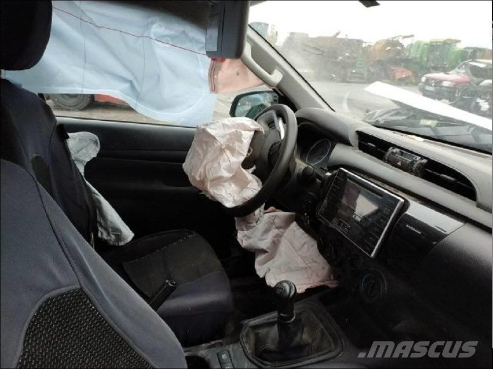 Toyota Hilux 5 Пикапи