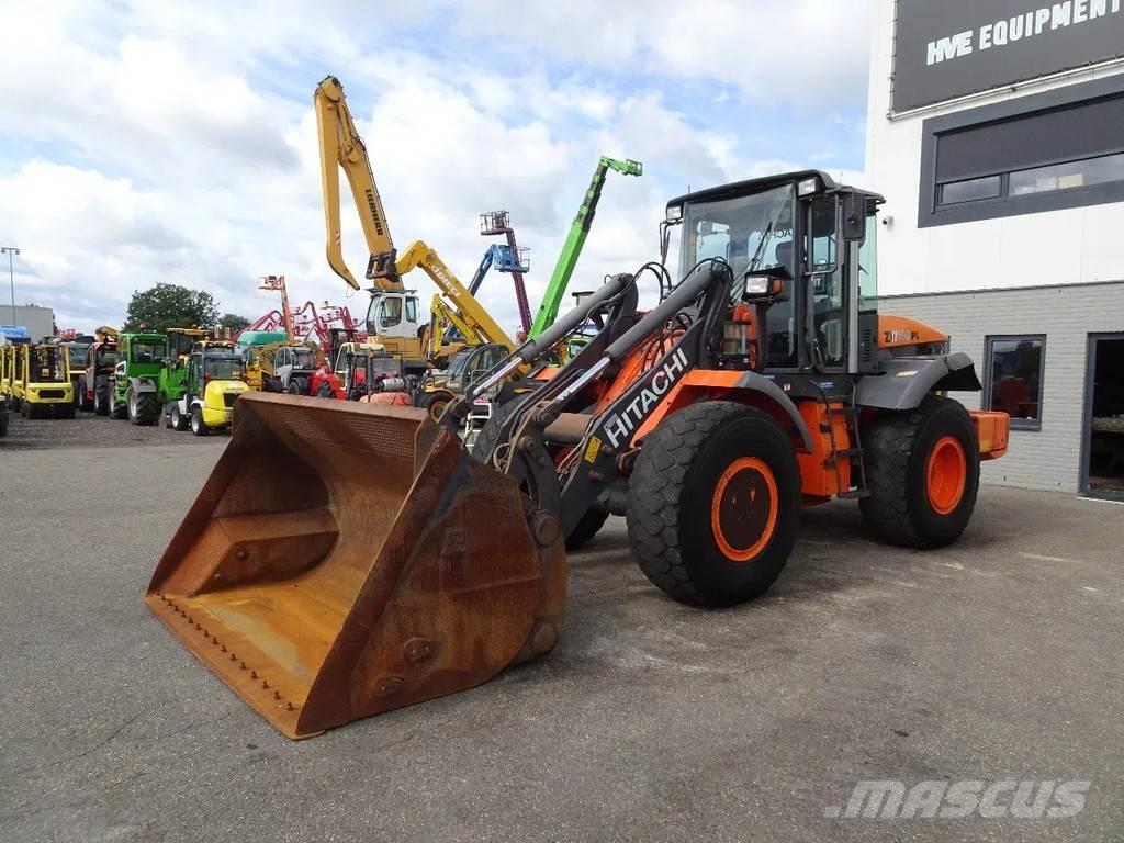 Hitachi ZW150 Колесни товарачи