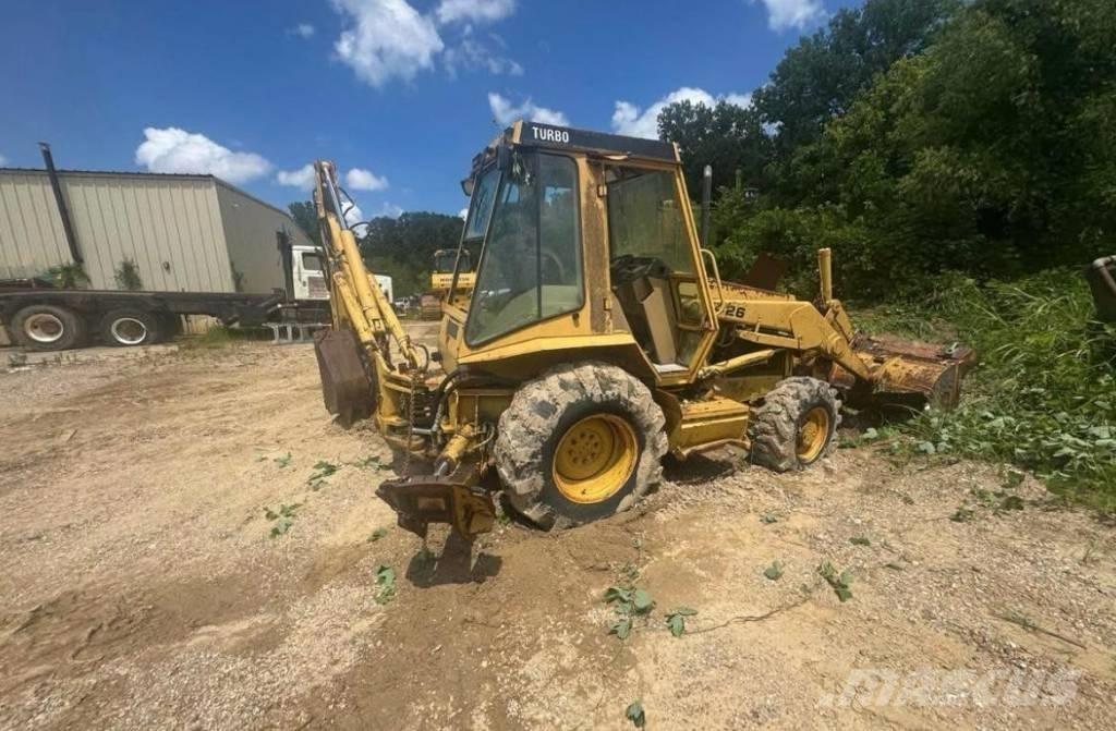 CAT 426 Товарач със заден ексватор