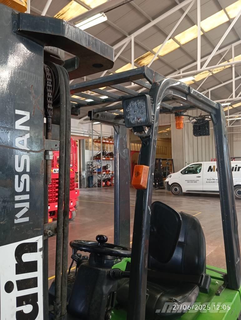Nissan 1N1L180Q Дизелови камиони