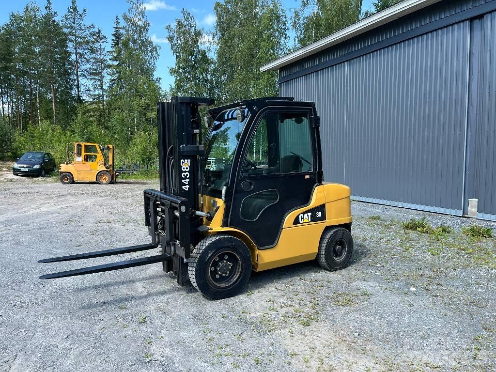 CAT DP 30 N Дизелови камиони