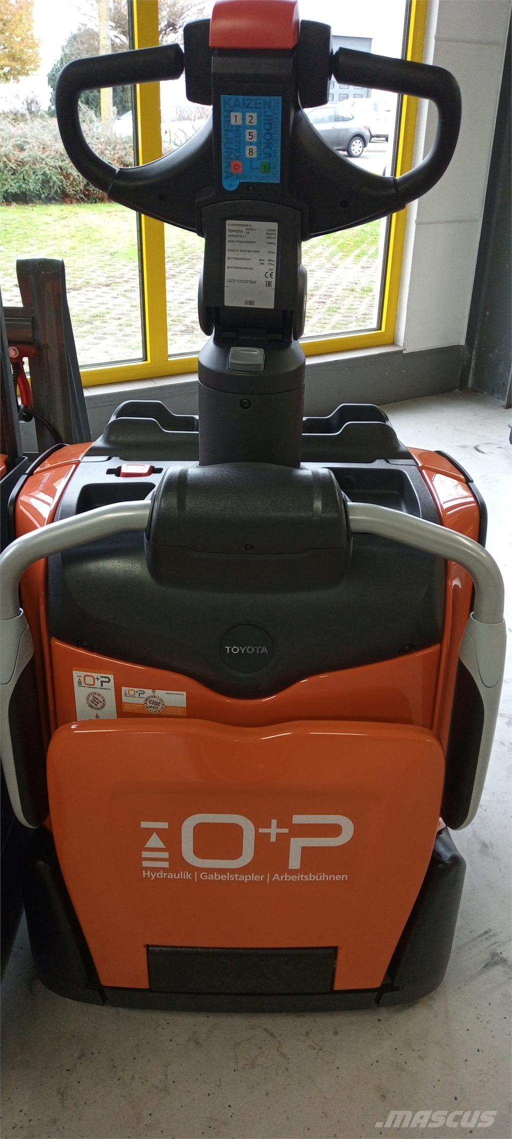 Toyota LPE200 Колички високоповдигачи с теглич