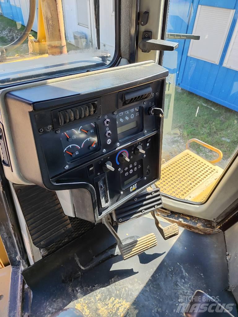 CAT D 6 R XL Верижни булдозери
