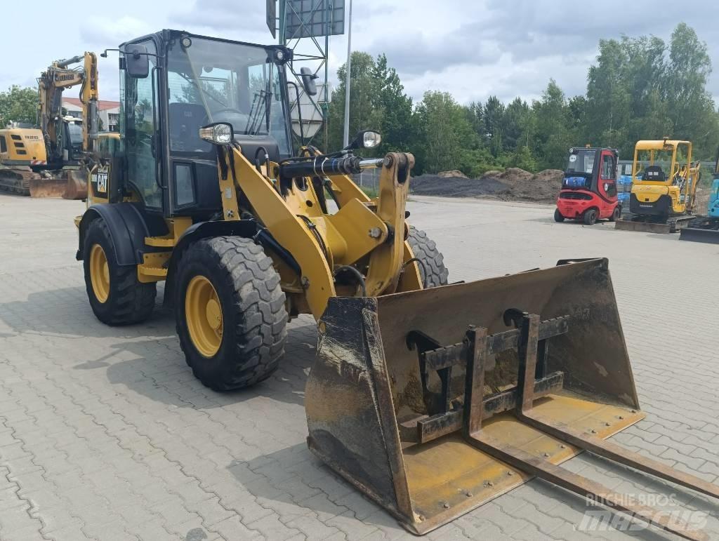 CAT 908M Колесни товарачи