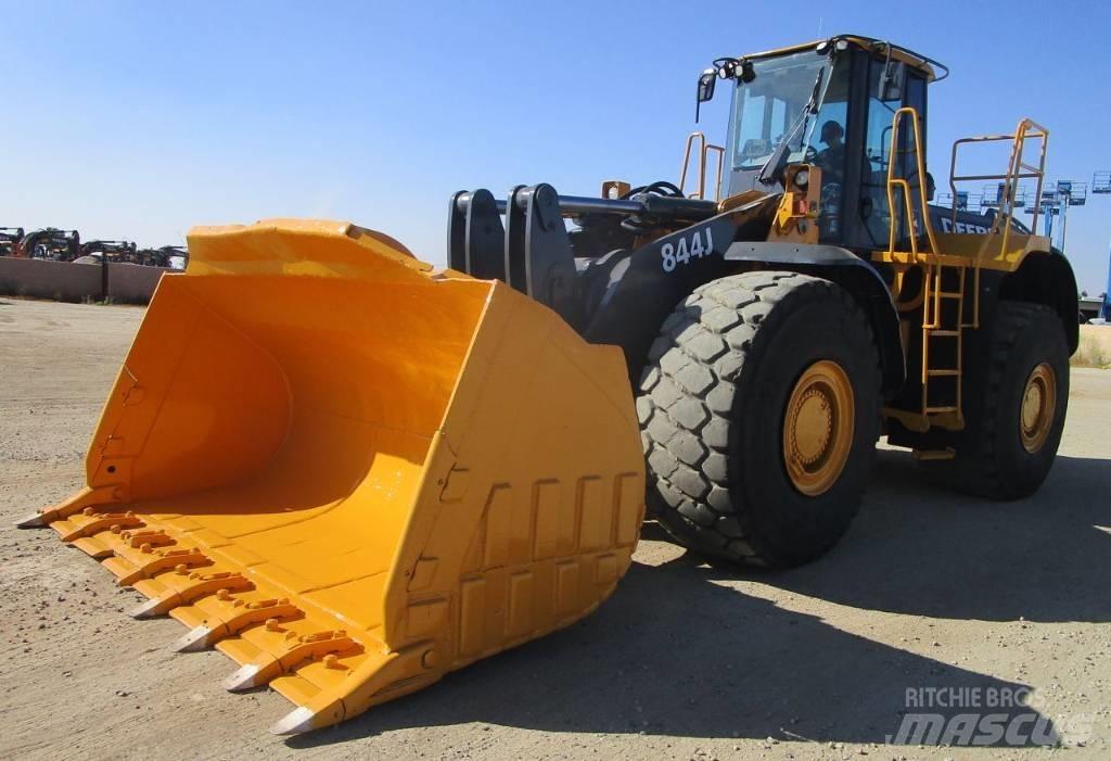John Deere 844 J Колесни товарачи