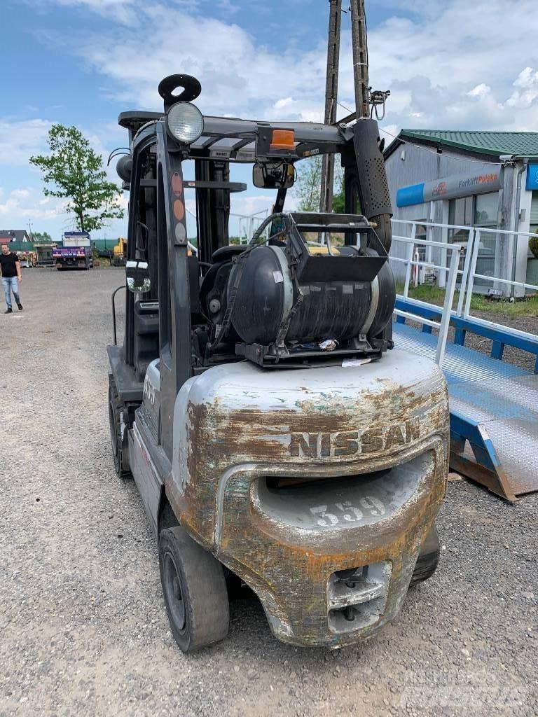 Nissan UG1D2A32LQ Камиони с АГУ