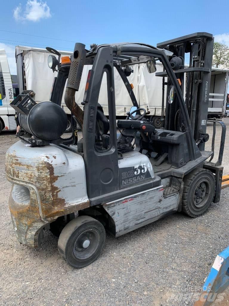 Nissan UG1D2A32LQ Камиони с АГУ