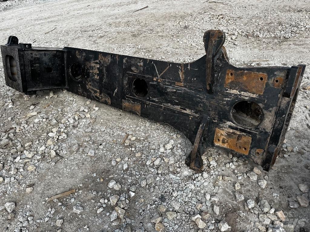 Komatsu 895 Шаси