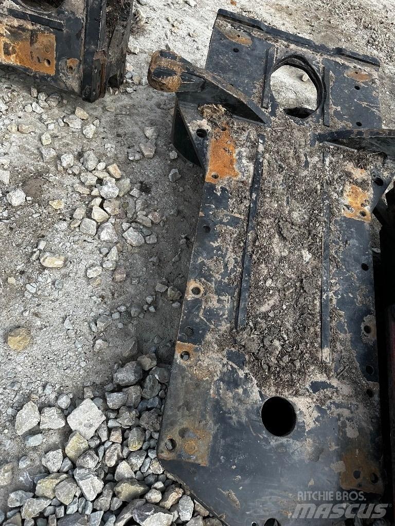 Komatsu 895 Шаси