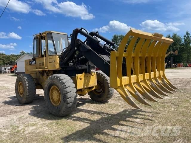 CAT IT 28 B Колесни товарачи