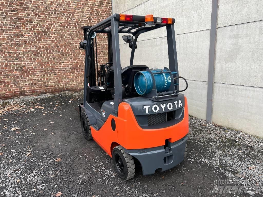 Toyota 02-8 FGF 15 Камиони с АГУ