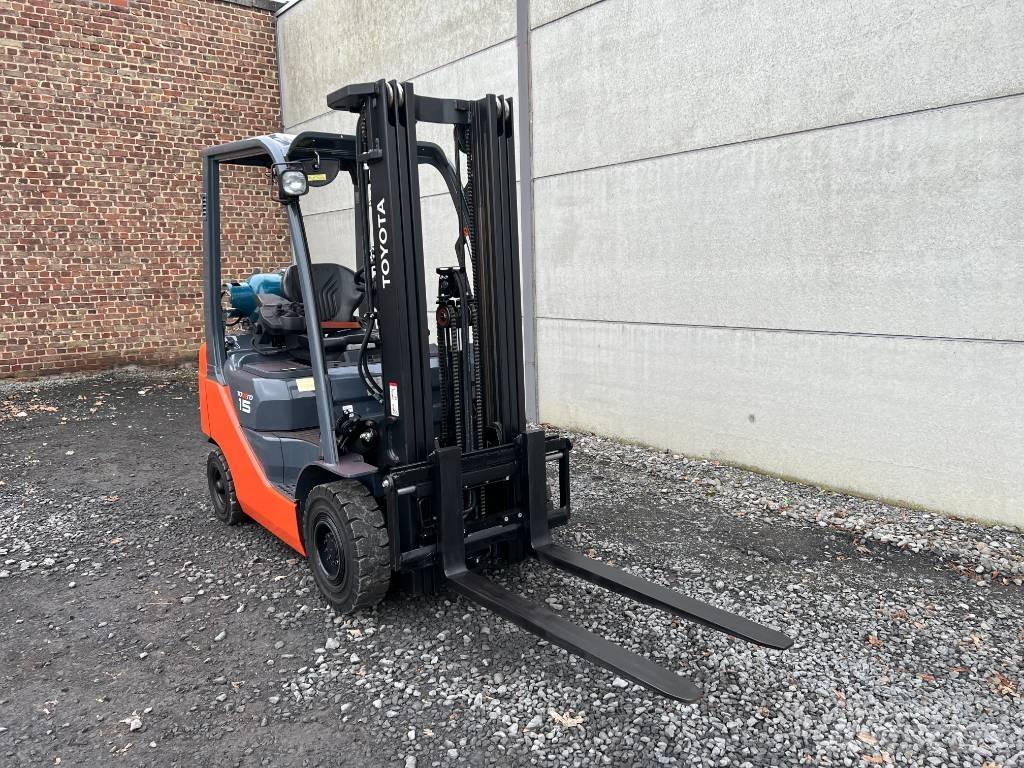 Toyota 02-8 FGF 15 Камиони с АГУ