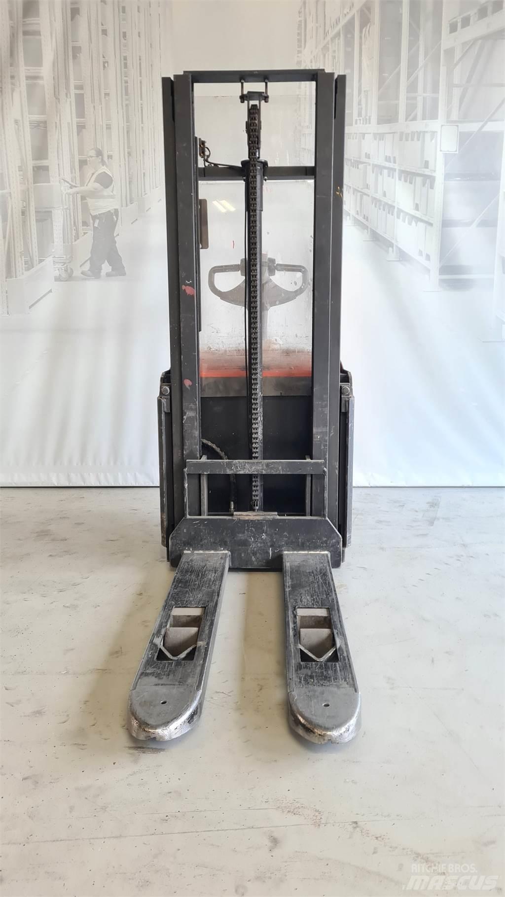 Toyota SWE120 Колички високоповдигачи с теглич
