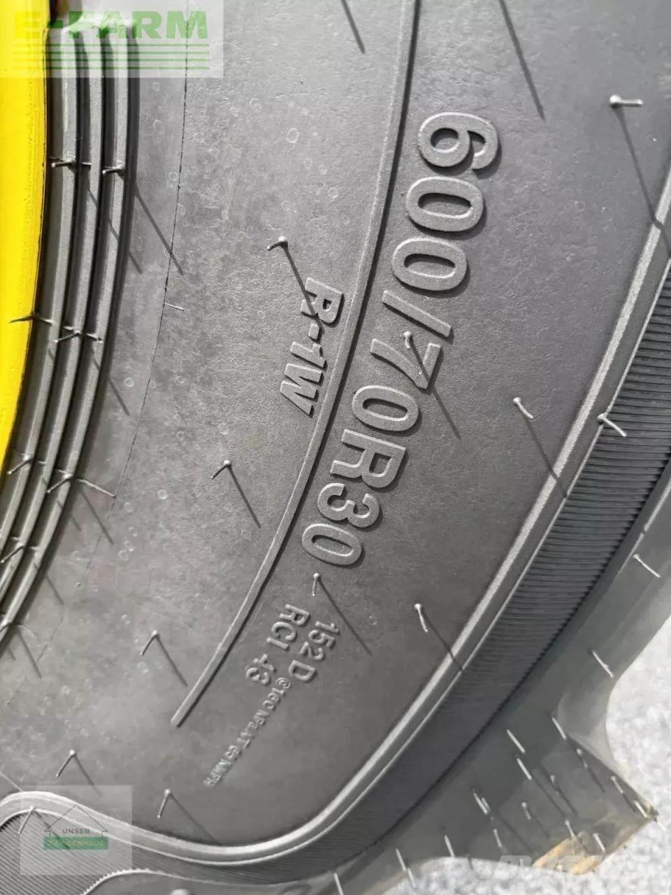 John Deere 7920 Трактори