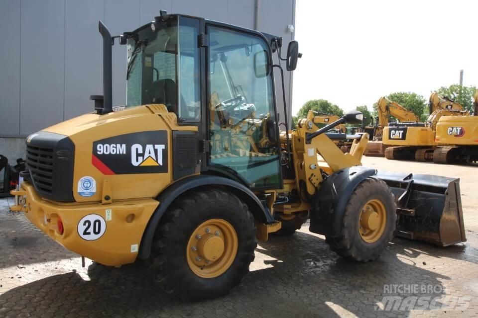 CAT 906M Колесни товарачи