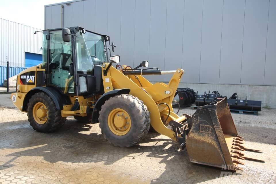 CAT 906M Колесни товарачи