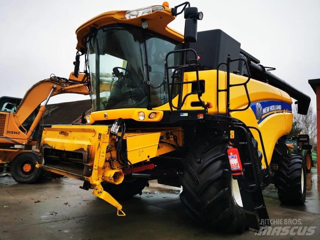 New Holland CX8070 Комбайни