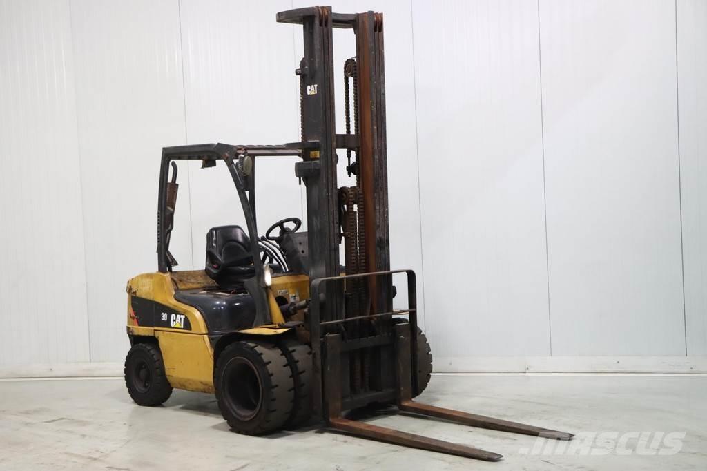 CAT DP30N Дизелови камиони