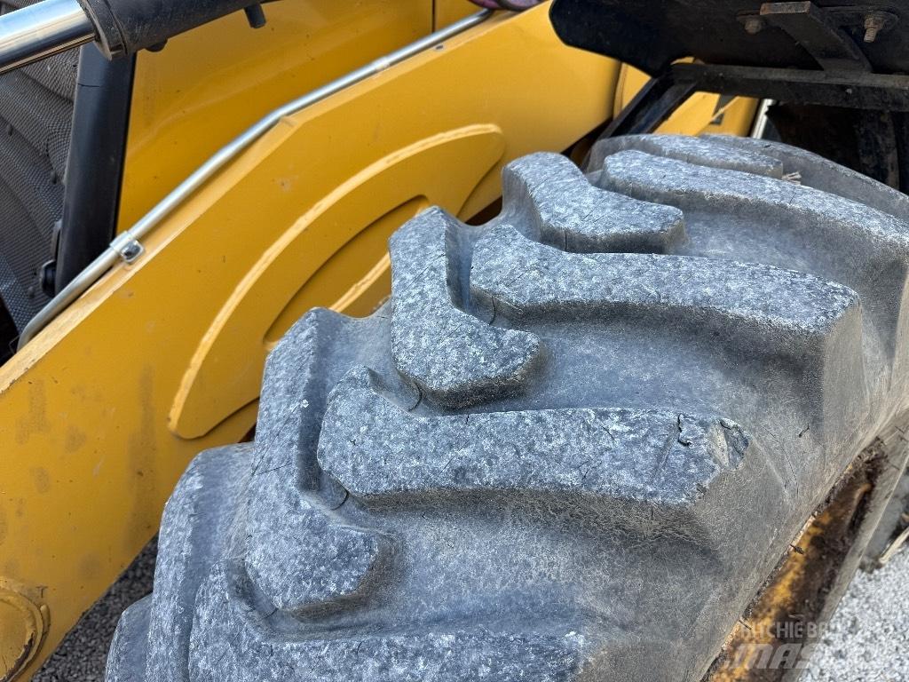 CAT 444 E Товарач със заден ексватор