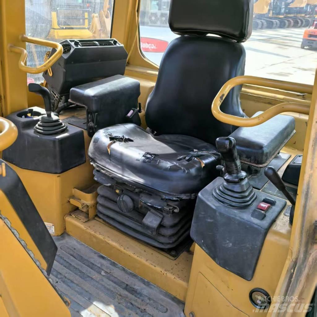 CAT D 5 G LGP Верижни булдозери
