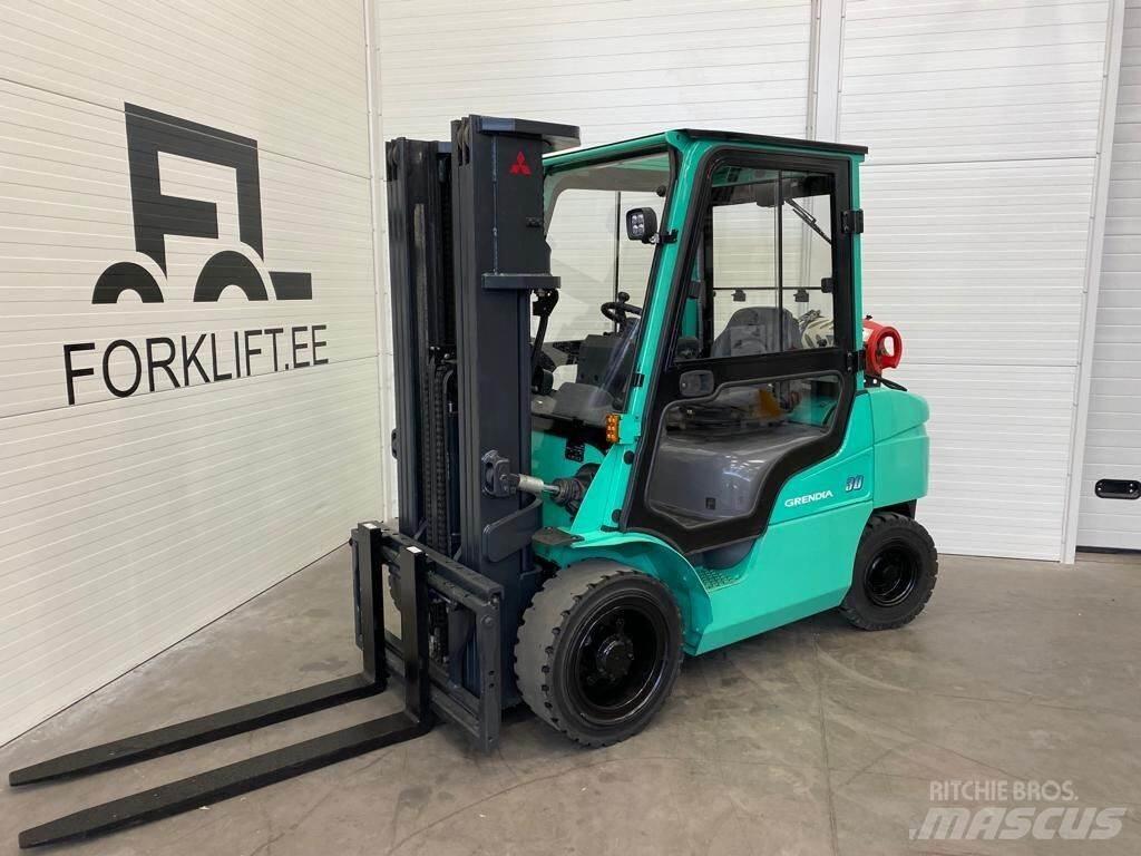 Mitsubishi FG30N Камиони с АГУ