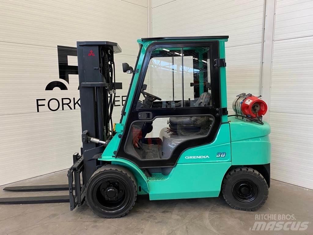 Mitsubishi FG30N Камиони с АГУ