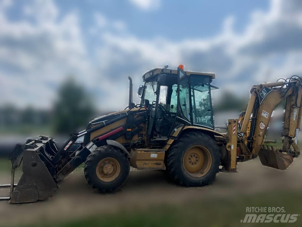 CAT 428 Товарач със заден ексватор