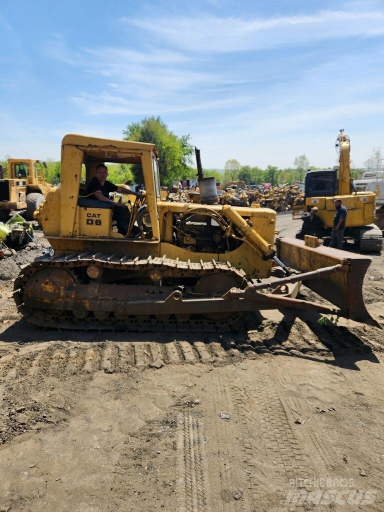 CAT D 6 Верижни булдозери

