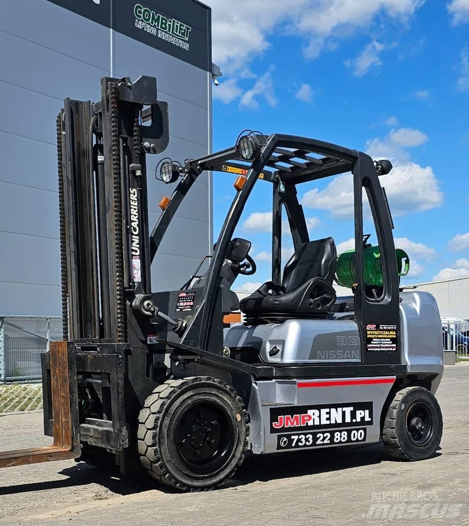 Nissan UG1D2A32LQ Камиони с АГУ