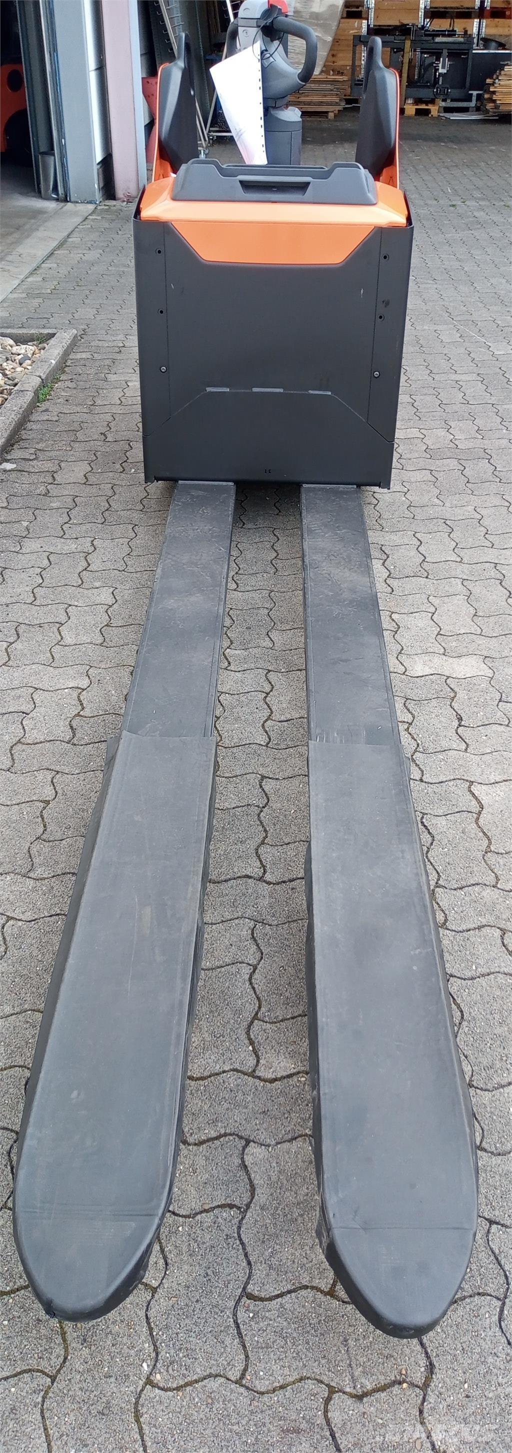 Toyota LPE 250 Колички високоповдигачи с теглич