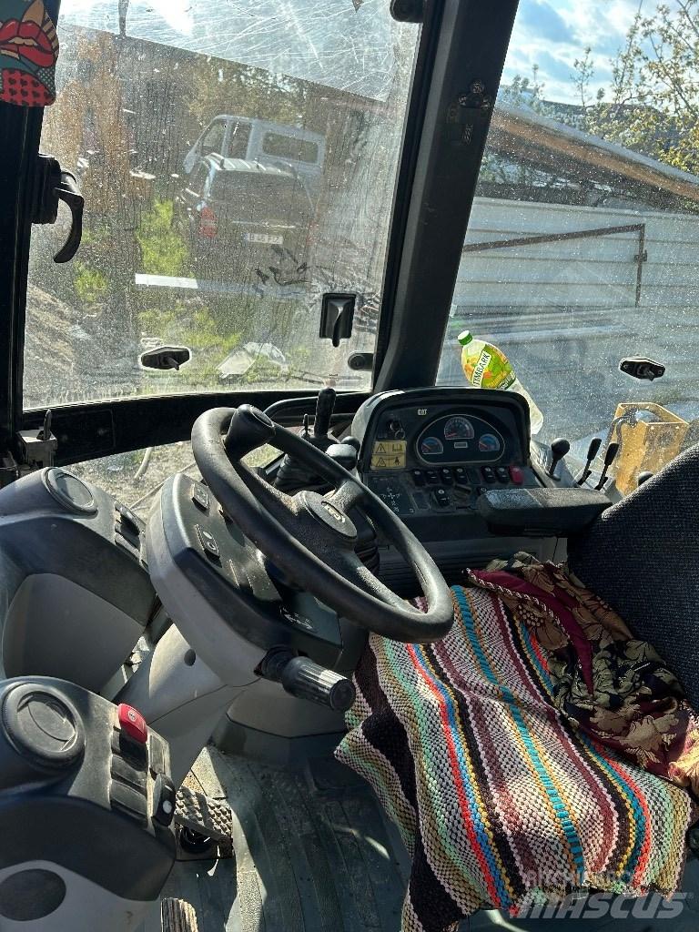 CAT 422 E Товарач със заден ексватор