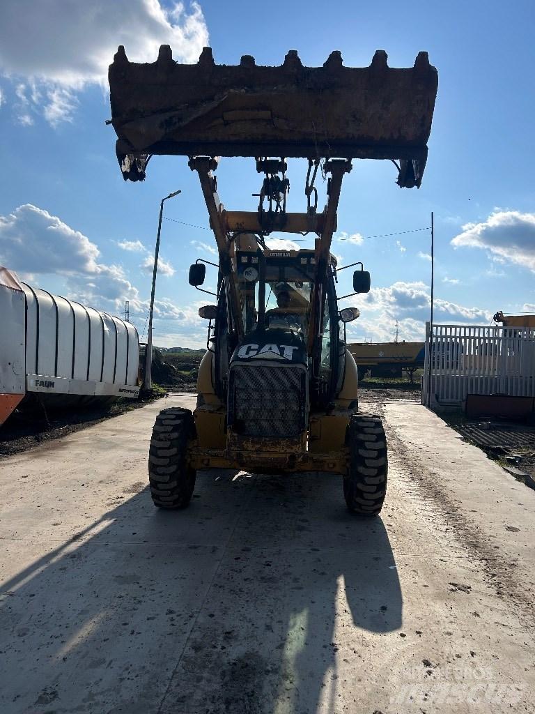 CAT 422 E Товарач със заден ексватор