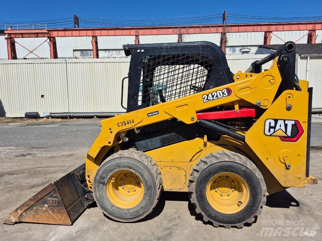CAT 242 D Мини товарачи
