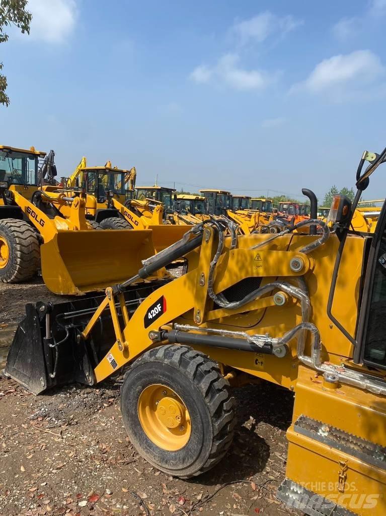 CAT 420 F Товарач със заден ексватор