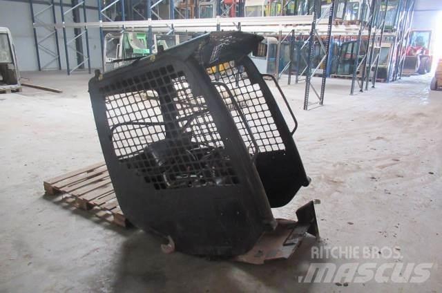 Komatsu SK714 Кабина