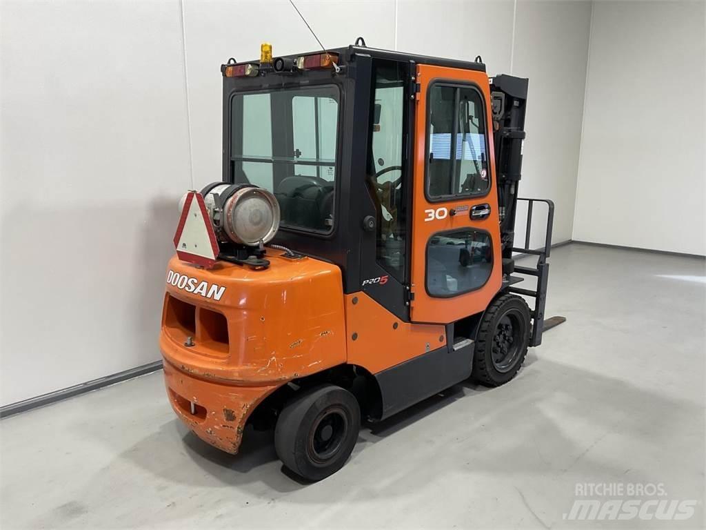 Doosan G30E-5 Камиони с АГУ