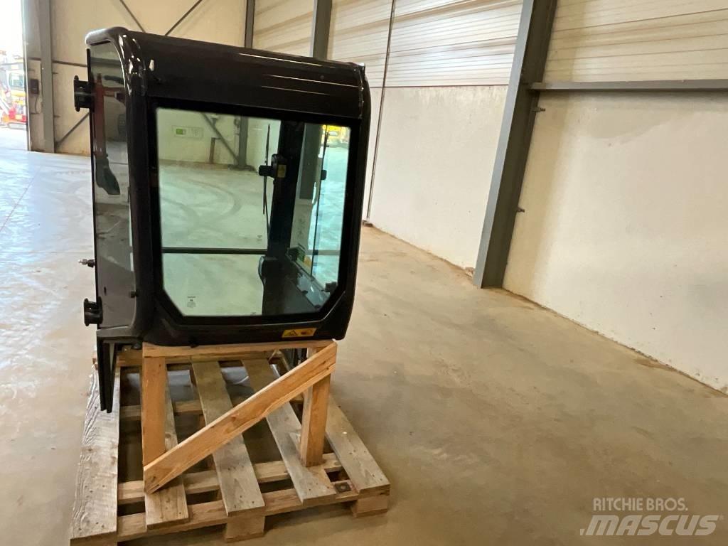 Kubota U 27-4 Кабина