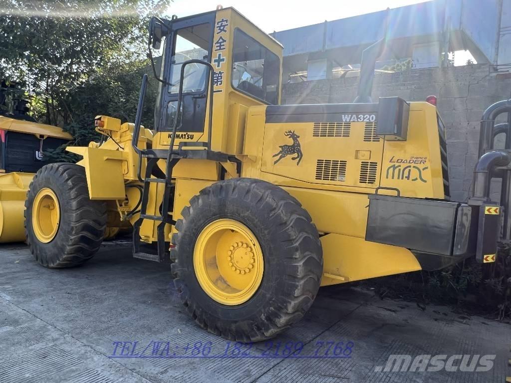 Komatsu WA320 Колесни товарачи